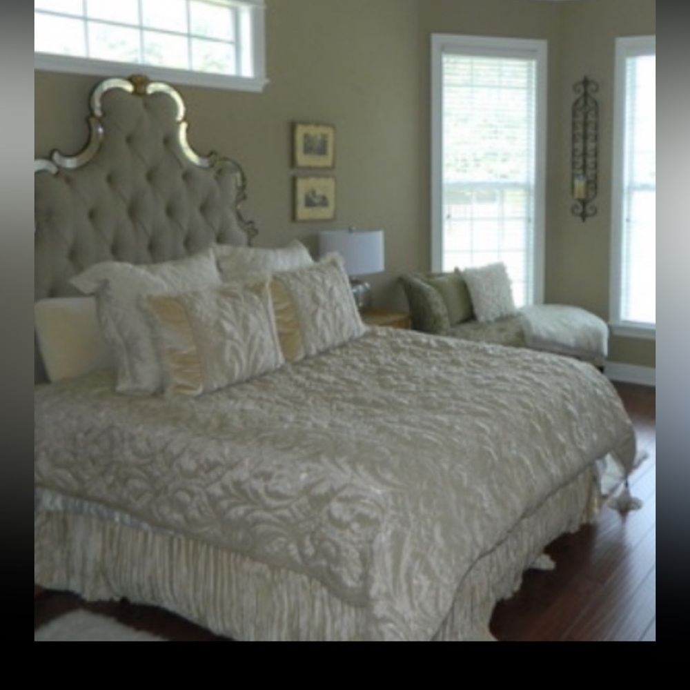 Horchow queen duvet cover and 2 standard shams and bedskirt.